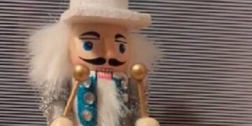 Жена од Онтарио го насмеа интернетот со изгледот на нејзината кукла: „Делува возбудено“