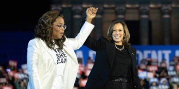 (Видео) Тејлор Свифт беше опкружена со фотографи на стадионот, нејзиното обезбедување им викаше: „Станете, станете!“