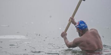 (Видео) Граѓани на Загреб се капеа во замрзнато езеро кршејќи го мразот со чекан