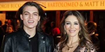 Елизабет Харли снимена на премиера на мјузикл во Лондон, дојде во придружба на нејзиниот син