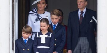 (Видео) „Тие имаат моќен смртоносен поглед“: принцезата Шарлот и принцот Џорџ станаа вирални