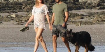 Бремената Жизел Бундхен фотографирана со своето момче на плажа во Костарика