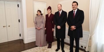 Бремената Жизел Бундхен фотографирана со своето момче на плажа во Костарика