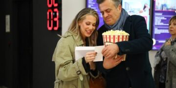 Сергеј Трифуновиќ и неговата сопруга фотографирани во белградско кино