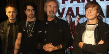 (Видео) Пејачот на Парни Ваљак падна од сцената и заврши во болница