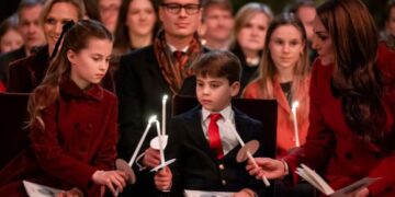 (Видео) Принцезата Шарлот ги воодушеви сите за време на богослужбата на Бадник: Со еден потег покажа каква сестра е