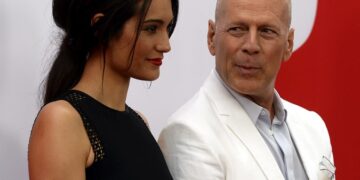 Брус Вилис и Ема Хеминг прославија 17 години брак, таа призна дека и било тешко