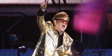 Елтон Џон: Легализацијата на марихуаната во Америка и Канада е една од најголемите грешки на сите времиња