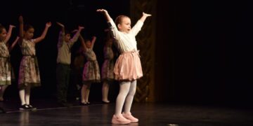 На само 6 години, малата Мила Стефановска успеа да внесе свежина, искреност и несекојдневен шарм на „Златно Славејче“