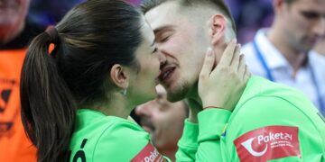 Кузмановиќ по победата истрча до својата девојка и страсно ја бакна