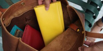 Бојата на паричникот привлекува пари: каква нијанса треба да носи секој хороскопски знак во 2025 година