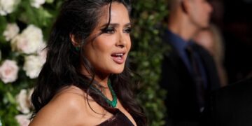 Салма Хајек гордо ја покажа својата седа коса на црвениот тепих на Златните глобуси