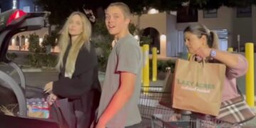 (Видео) Анџелина Џоли и нејзиниот син Нокс им помагаат на луѓето кои изгубиле се во пожарите