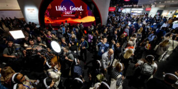 (Фото/Видео) Пет најчудни работи од CES 2025: Лажица додава сол во храната, јакна ги полни телефоните