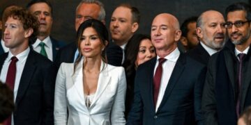 Свршеницата на Безос критикувана за облеката на инаугурацијата: „Ја заборавила кошулата“