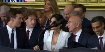 (Фото) Очите на Марк Цукерберг залутаа додека седеше до свршеницата на Безос во Капитол