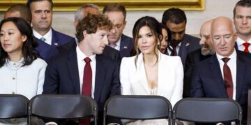 Марк Цукерберг прво гледаше во деколтето на вереницата на Безос, а сега отиде чекор понатаму