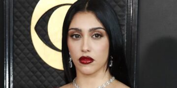 Ќерката на Мадона беше во центарот на вниманието на модната недела во Париз поради нејзиниот провокативен аутфит