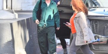 Бред Пит фотографиран во Беверли Хилс во лежерна облека и брада: обожавателите велат изгледа постаро