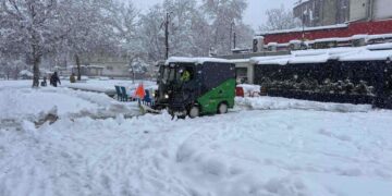 Возилото на „БРАКО“ чисти снег рамо до рамо со тешката механизација на „Комуналец-Неготино“