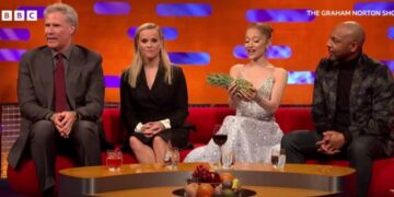 (Видео) Аријана Гранде држеше ананас во текот на цела емисија, па си го смести на совозачкото седиште во автомобилот