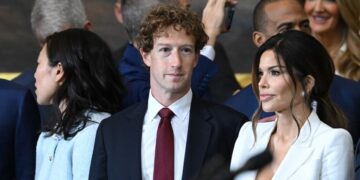 Цукерберг стави лајк на фотографија од свршеницата на Безос: кога луѓето почнаа да ја споделуваат информацијата, го отстрани