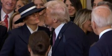 (Видео) На Трамп му пречеше шеширот на Меланија, и даде „воздушен“ бакнеж во Капитол