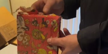 (Видео) Маж ја реновирал куќата и нашол божиќен подарок од 1978 година наменет за него