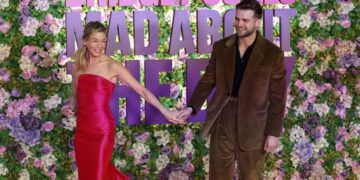 Рене Зелвегер дојде на филмската премиера со своето момче, тој и ја криеше раката