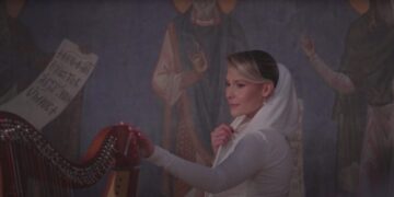 (Видео) Сара Мејс го оживеа божиќниот дух на македонската музика – Божественото патување на Псалм 150 до Давидовата харфа