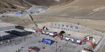 Кинезите изградија тунел долг 22 километри, ќе биде отворен оваа година