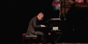 (Видео) Симон Трпчески го сефтоса клавирот, донација од Анѓушев за Факултетот за музичка уметност