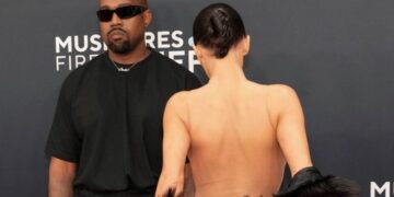 (Видео) Скандал на Греми: Бјанка Ценсори пристигна гола, полицијата ги избрка неа и Канје