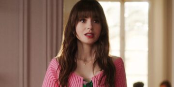 Лили Колинс ја покажа својата ќерка, но наместо честитки, доби остри критики