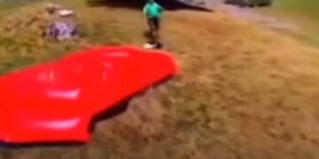 (Видео) Падобранец слета на ливада на еден Балканец, беше дочекан со стап: „Имаш минута да одлеташ“