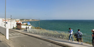 Португалски град им забранува на туристите да се шетаат во костими за капење, казни до 1500 евра