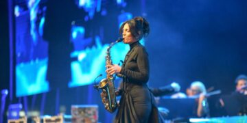 (Видео) Која е девојката со саксафонот која ја отвори Златна Бубамара на популарноста