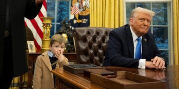 (Видео) Доналд Трамп го смени бирото каде што синот на Илон Маск залепи мрсули