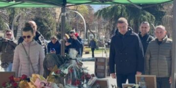 Мицкоски го посети Кочани и се потпиша во книгата на жалост