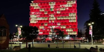 (Видео) Зградата на Градскиот совет на Перт осветлена во боите на македонското знаме