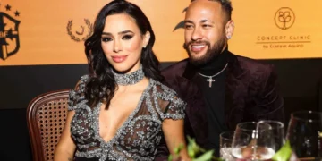 Нејмар никогаш не бил посреќен: ја изневерил 92 пати, а сега повторно ја бакнува пред светот