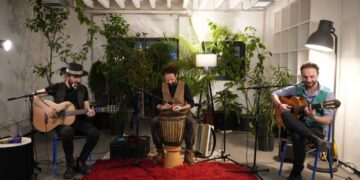 Дистописки шлагери и вампирски серенади – премиерен концерт на „Трето колено“ во Јавна соба