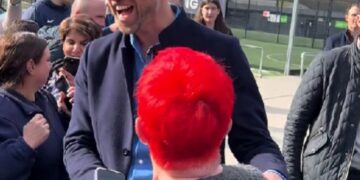 (Видео) Принцот Вилијам разговараше со обожавателка и се пошегува: Барем јас да имав таква коса