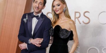 (Видео) Адриен Броди плукна гума за џвакање пред сите на Оскарите и ја фрли кон својата девојка