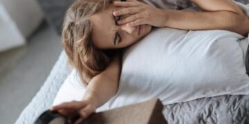 Дали ви е отечено лицето после спиење? Ви откриваме 7 можни причини