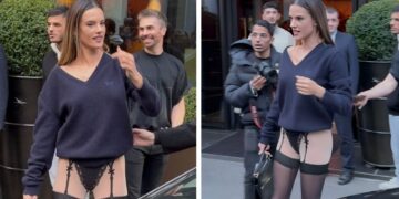 Манекенката Алесандра Амбросио во бизарна облека на модна ревија во Париз