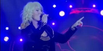 (ВИДЕО) Лепа Брена низ солзи ја замоли публиката: Помогнете ми да отпеам песна за Саша Поповиќ