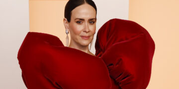 „Изгледа како воздушно перниче“ – фустанот на Сара Полсон ги привлече погледите на забавата по Оскарите