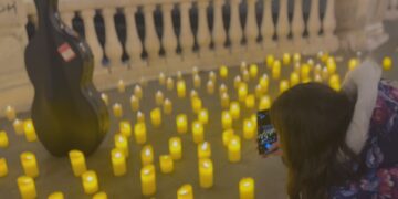 (Видео) Скопје во магична светлина под свеќи – што се случуваше на Мостот на уметноста?