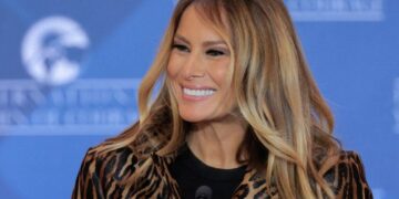 (Фото) Морничав кич или вистинско совршенство: Меланија Трамп предизвика хаос со „обично“ издание